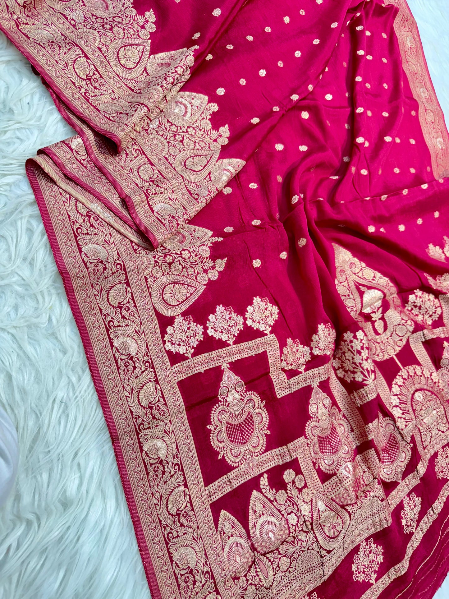 Maharani shade Chinon Viscose premium Open Border Pallu Dot Booti Saree